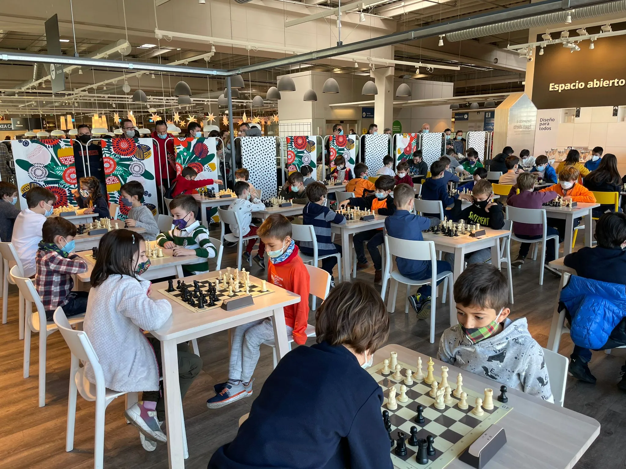 Niños jugando un torneo de ajedrez