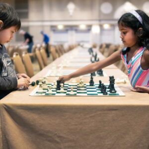 Niños jugando al ajedrez.